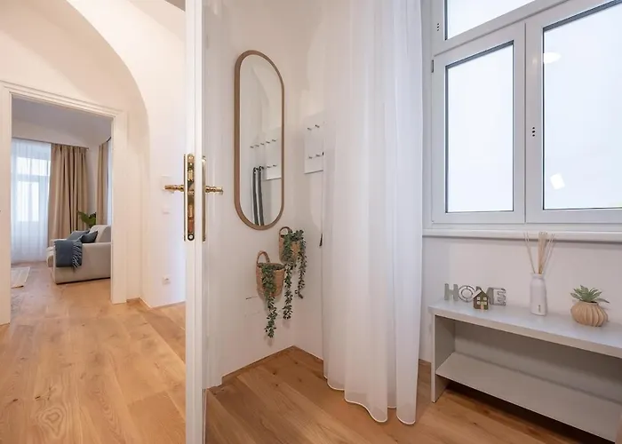 1 Bdr - Majestic, Right Near Vienna's Old Appartamento