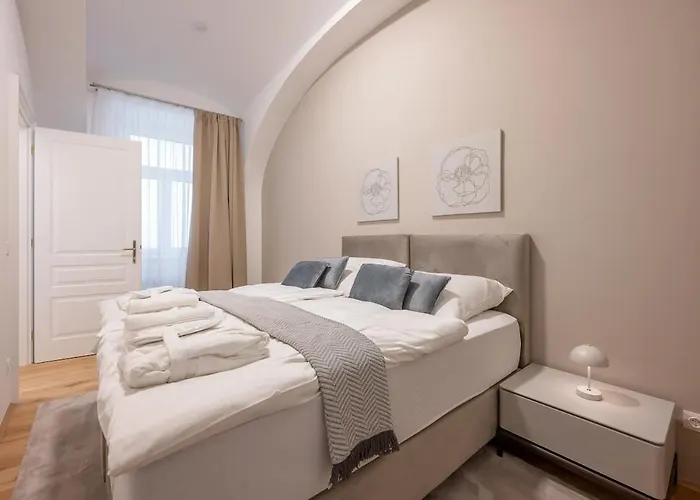 1 Bdr - Majestic, Right Near Vienna's Old Appartamento